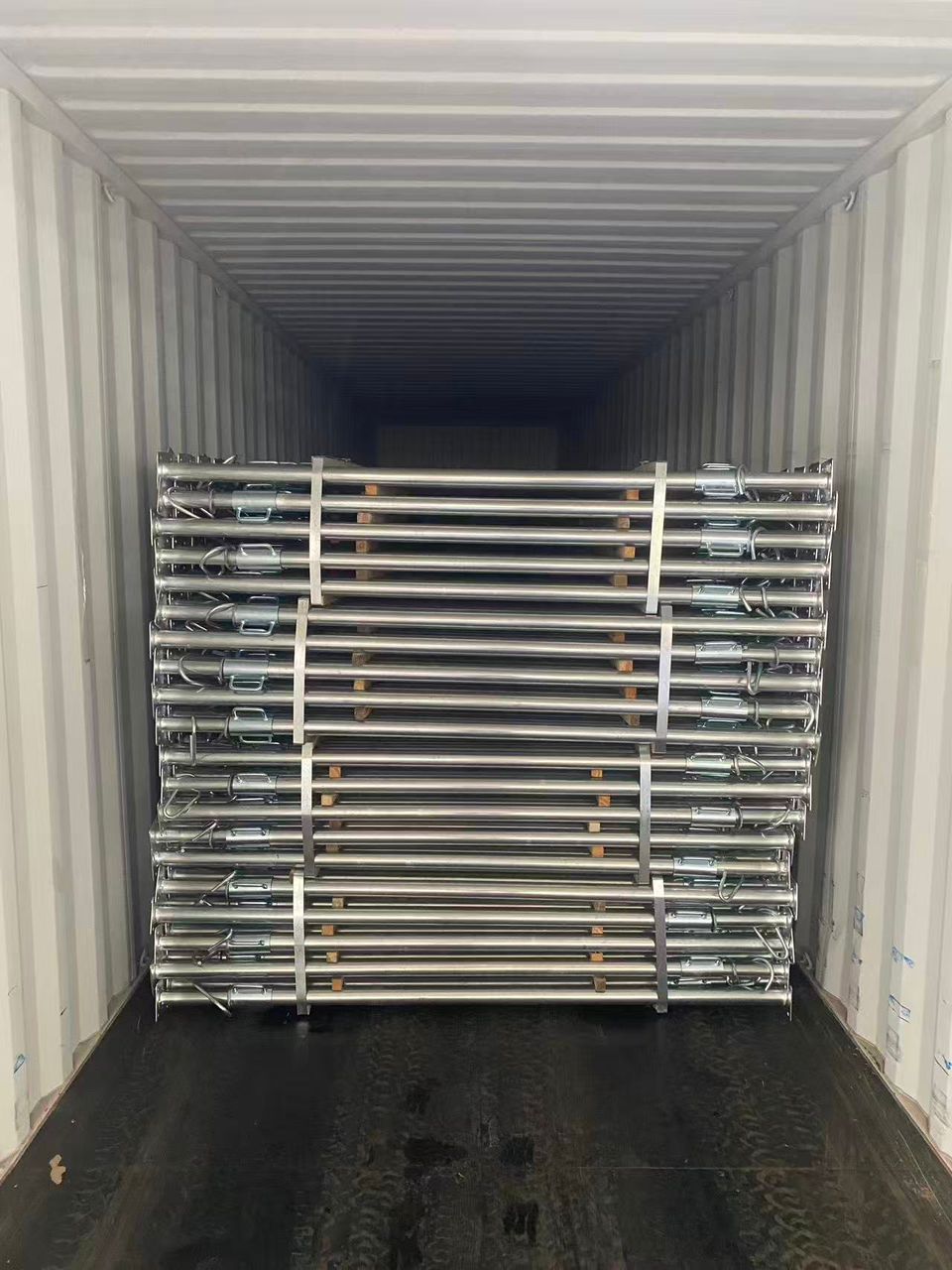 Escoras em Container